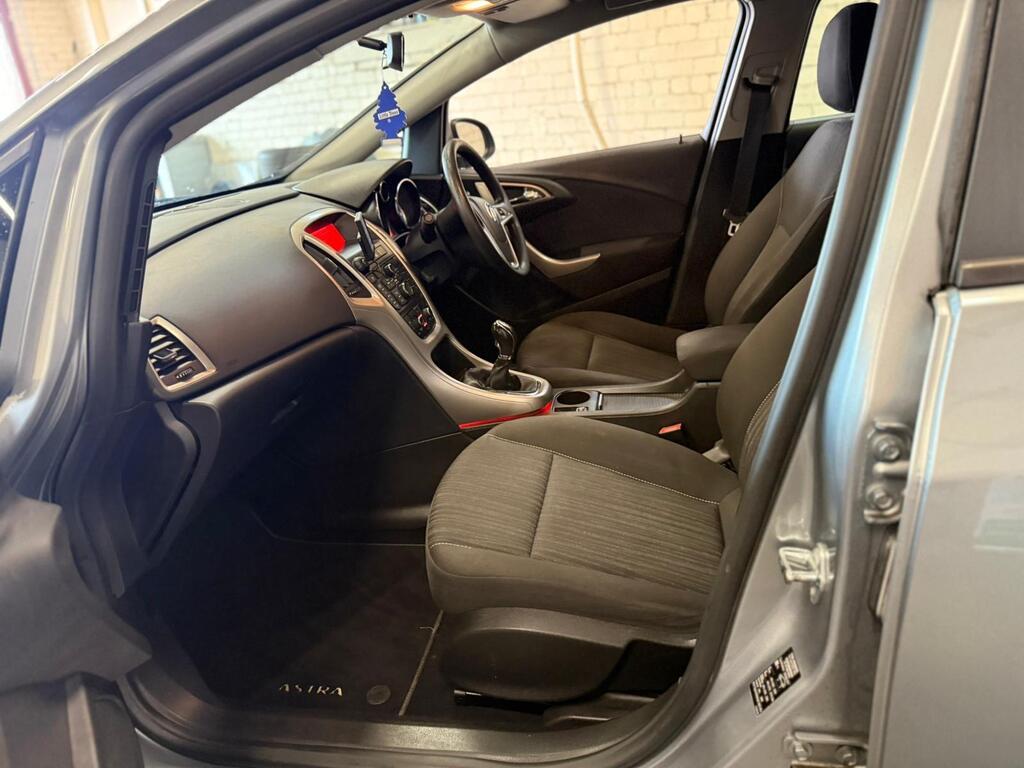 
								2011 Vauxhall Astra 1.7 CDTi ecoFLEX Exclusiv Sports Tourer Euro 5 5dr full									