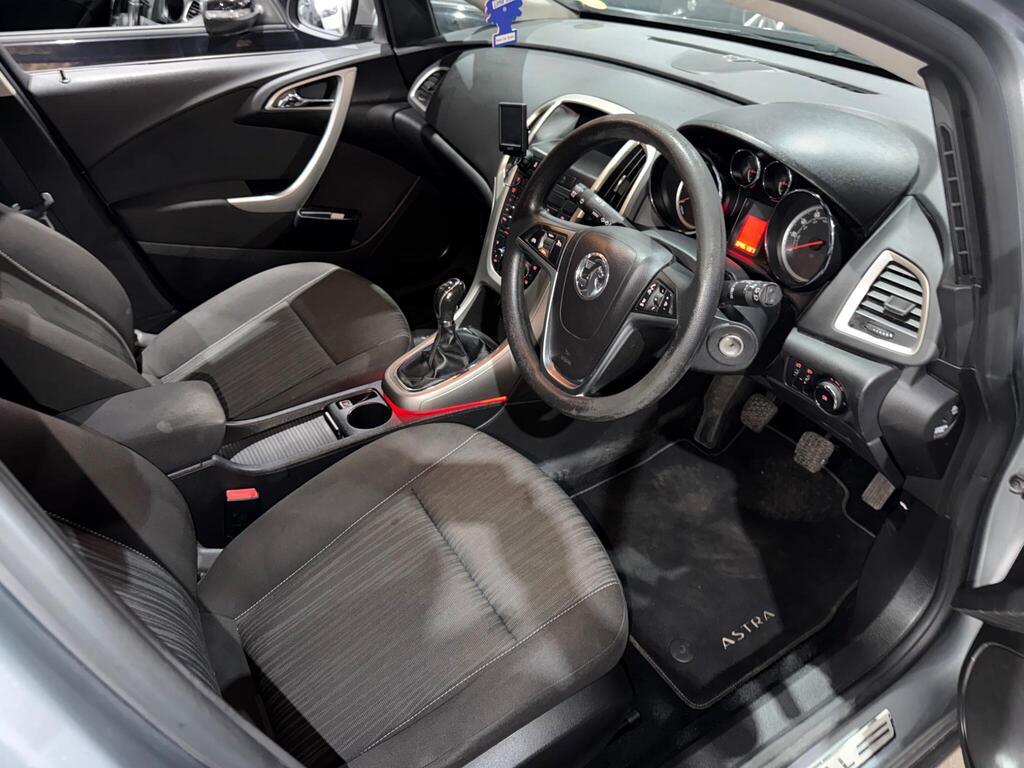 
								2011 Vauxhall Astra 1.7 CDTi ecoFLEX Exclusiv Sports Tourer Euro 5 5dr full									