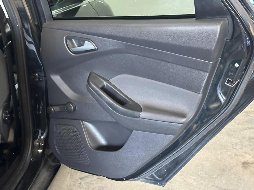 
								2012 Ford Focus 1.6 TDCi Zetec Euro 5 (s/s) 5dr full									
