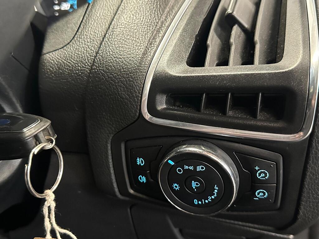 
								2012 Ford Focus 1.6 TDCi Zetec Euro 5 (s/s) 5dr full									